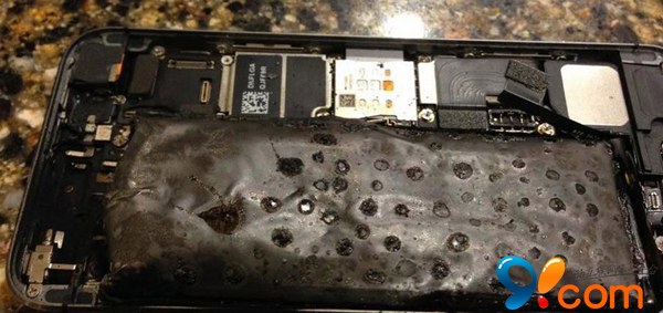 iPhone 5s电池莫名着火膨胀 房间烟雾弥漫