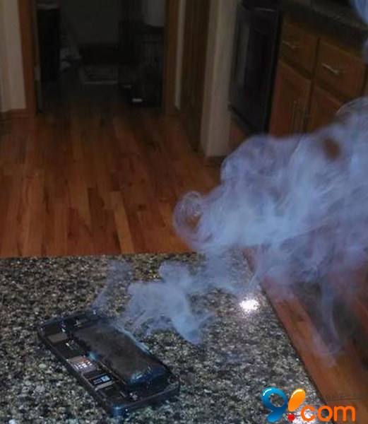 iPhone 5s电池莫名着火膨胀 房间烟雾弥漫